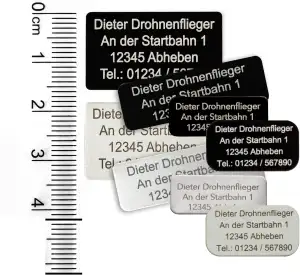 MJ Drohnen-Kennzeichen, Namensschild oder mit ab 2021 geforderte e-ID, bis zu 4 Zeilen, 20x11mm, Alu eloxiert Schwarz, selbstklebend